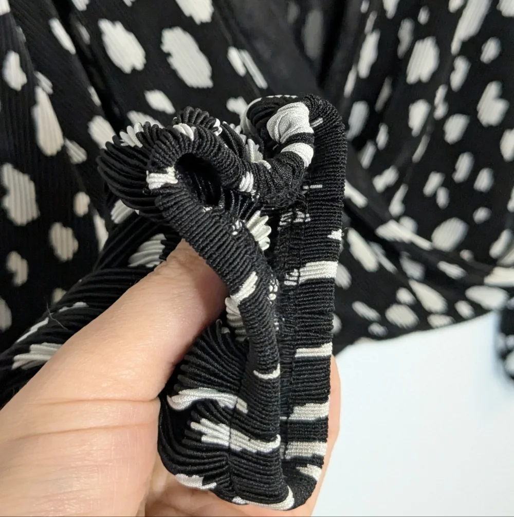 ASTR The Label Pleated Surplice Wrap top long sleeve black white - Size M - Picture 4 of 8